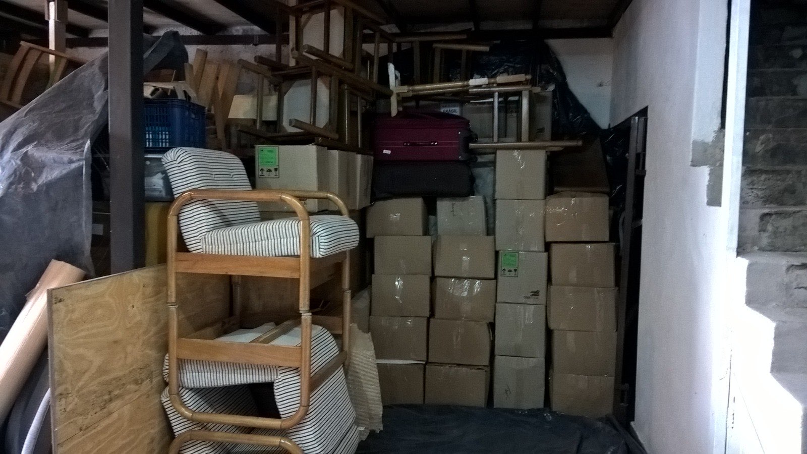 Interior del depósito de guardamuebles con muebles y cajas embaladas