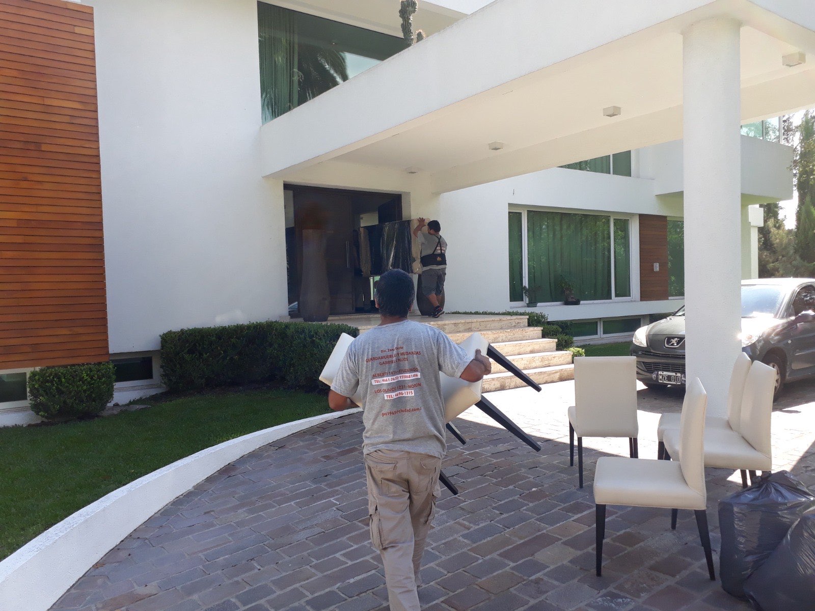 Personal de Fletes Gabriel e Hijos trasladando muebles y sillas en una vivienda