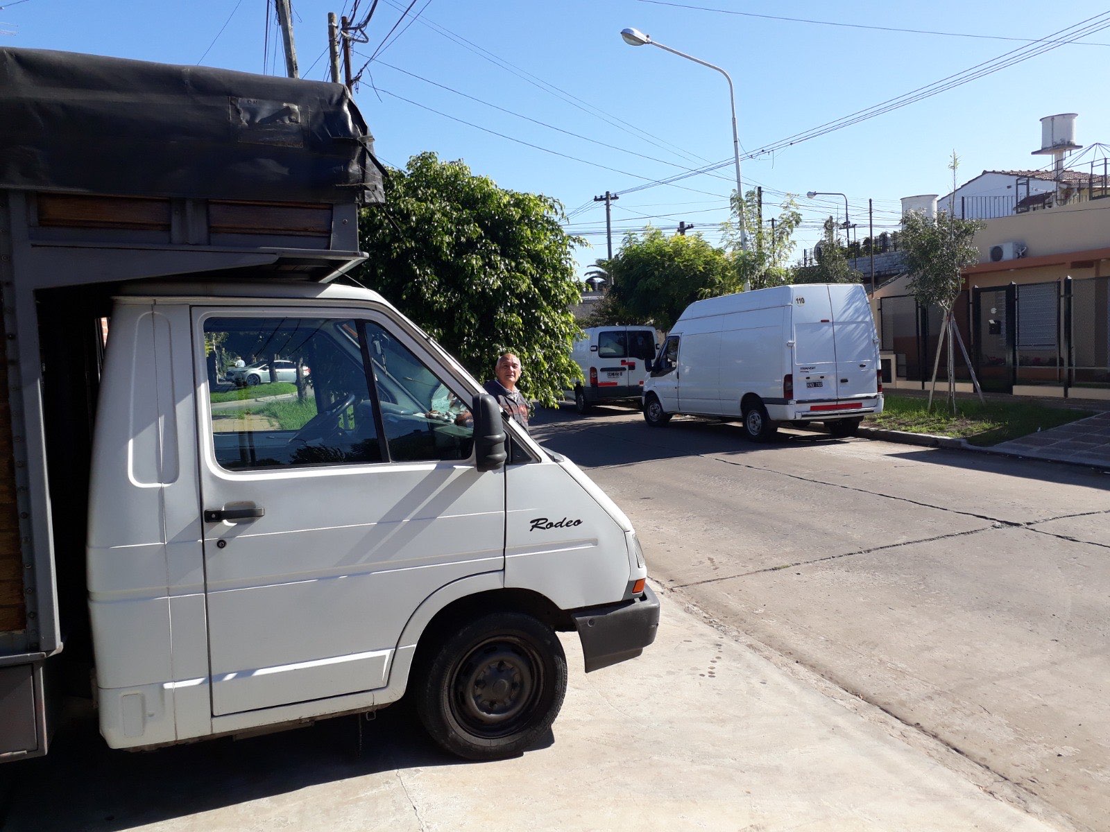 Camiones y utilitarios de Fletes Gabriel e Hijos estacionados antes de comenzar una mudanza